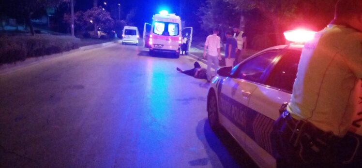 Adana'da alkollü sürücü ve yanındaki kişi polis ekiplerine zorluk çıkardı