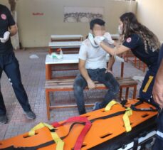 Adana'da okulda mahsur kalan 3 çocuktan biri çıkmak isterken 2. kattan düşerek yaralandı
