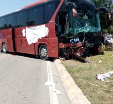 Adana'da refüjdeki ağaca çarpan otobüsün şoförü yaşamını yitirdi
