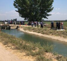 GÜNCELLEME – Adana'da sulama kanalına devrilen araçtaki iki kişinin cesedine ulaşıldı