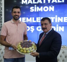Anadolu Efes'in Hırvat oyuncusu Krunoslav Simon'a Malatya'da fahri hemşehrilik beratı verildi