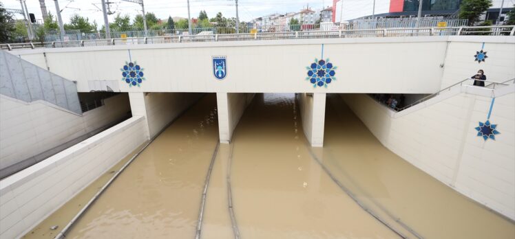 Ankara'da alt geçitte patlayan su boruları ulaşımı aksattı