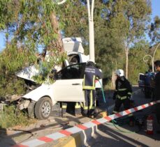 Antalya’da ağaca çarpan otomobilin sürücüsü hayatını kaybetti