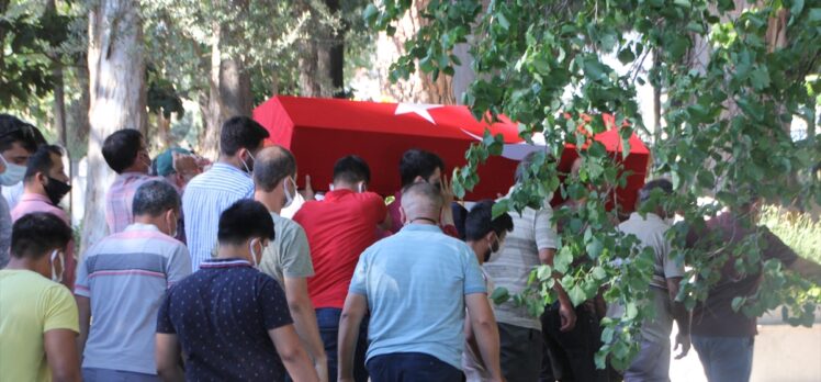 GÜNCELLEME – Antalya'da otomobilin ağaca çarpması sonucu hayatını kaybeden askerin cenazesi defnedildi