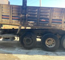 Antalya'da saman yüklü kamyon seyir halindeyken alev aldı