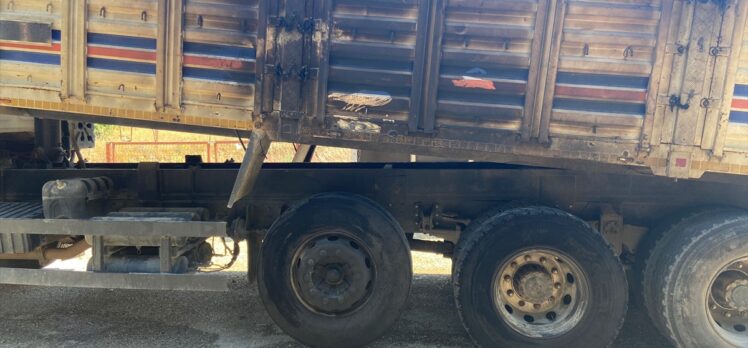 Antalya'da saman yüklü kamyon seyir halindeyken alev aldı