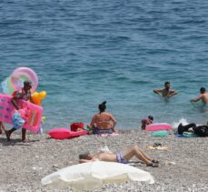 Antalya'da yılın en sıcak günü yaşandı, sahillerde yoğunluk oluştu