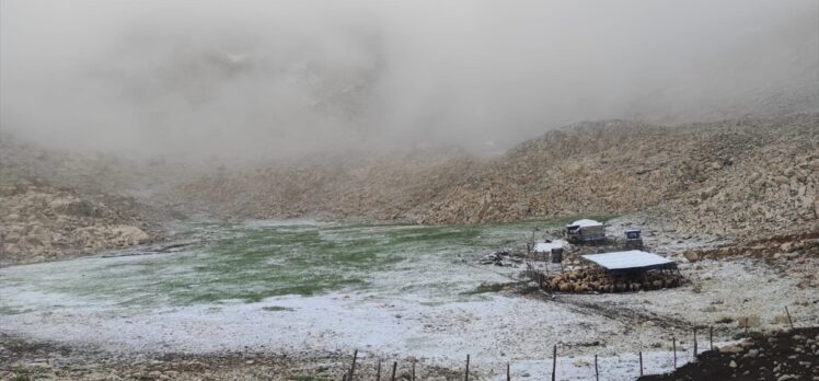Antalya'nın Kaş ilçesinde yüksek kesimlere kar yağdı
