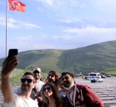 Ardahan'da her yıl bir dağın eteğine yansıyan “Atatürk silüeti” yoğun ilgi görüyor