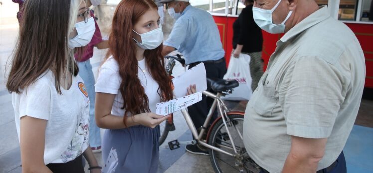 Aydın'da sağlık çalışanlarının çocukları, aşı konusunda bilgilendirici broşür dağıttı