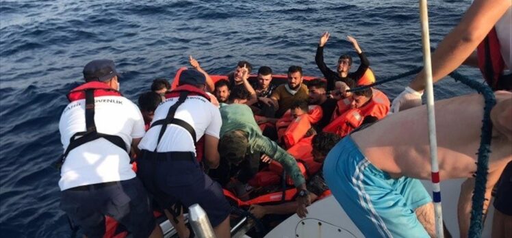 Aydın'da Türk kara sularına itilen 61 sığınmacı kurtarıldı