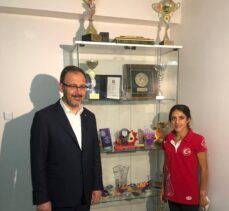 Bakan Kasapoğlu, milli atlet Meryem Bekmez'i evinde ziyaret etti