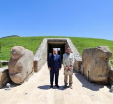 Bakan Varank, Kalehöyük'ü ziyaretinde Japon Arkeolog Sachihiro Omura ile kazı için sözleşti