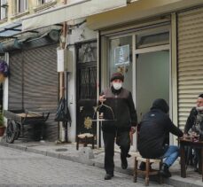 Balat'ın tarih kokan sokaklarında tavşankanı çayıyla muhabbetin kapılarını aralıyor