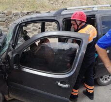 Bingöl'de hafif ticari araç tıra çarptı: 4 yaralı