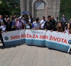 Bosna Savaşında diri diri yakılan üç bin kurban güllerle anıldı