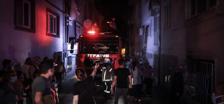 Bursa'da bir apartmanda çıkan yangında 3 kişi dumandan etkilendi