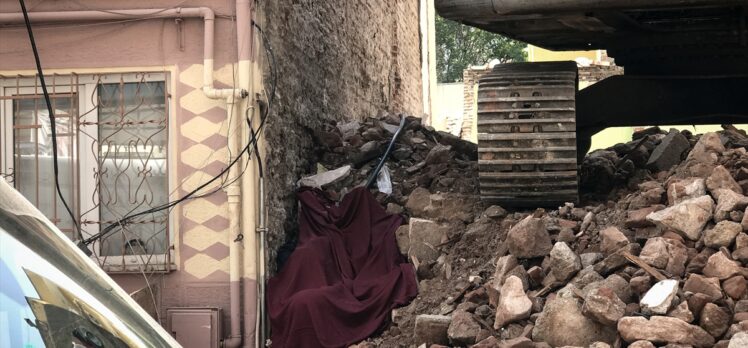 Bursa'da yıkım yapan ekskavatörle bina duvarı arasına sıkışan işçi öldü