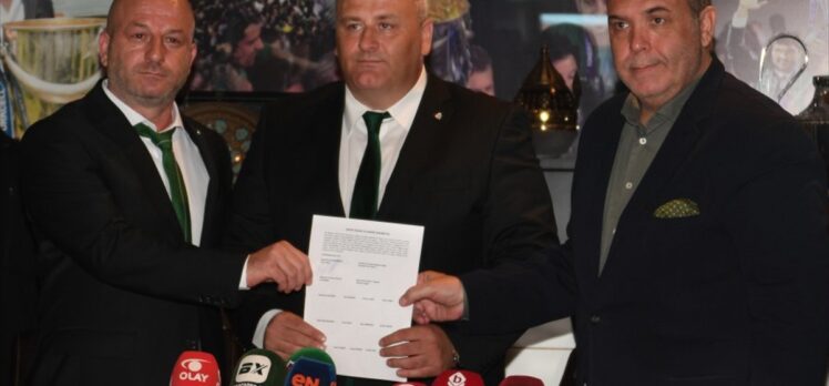 Bursaspor'un yeni başkanı Hayrettin Gülgüler mazbatasını aldı