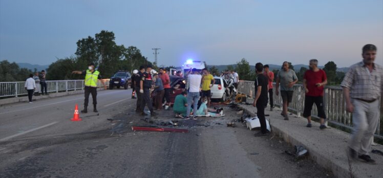 Çanakkale'de iki otomobilin kafa kafaya çarpışmasıyla 3 kişi ölü, 4 kişi yaralandı