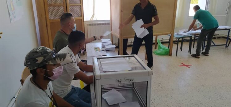 Cezayirliler erken genel seçim için sandık başında