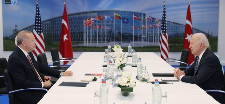 Cumhurbaşkanı Erdoğan, NATO Zirvesi'nde görüştüğü liderlere “Türkiye'nin Terörizmle Mücadelesi” kitabını takdim etti