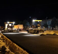 Diyarbakır'da belediye ekipleri konforlu yol için gece de mesaide