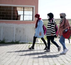 Doğu Anadolu'daki ilkokul öğrencileri okullarına yeniden kavuşmanın sevincini yaşadı