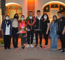 Dünya şampiyonu cimnastikçi Ayşe Begüm Onbaşı, memleketi Manisa'da coşkuyla karşılandı