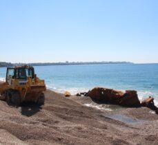 Dünyaca ünlü Konyaaltı Plajı yakınındaki 83 yıllık batık gemi karaya çıkarıldı
