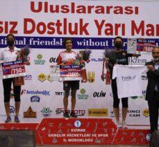 Edirne'deki 6. Sınırsız Dostluk Yarı Maratonu'nda dereceye girenlere ödülleri verildi