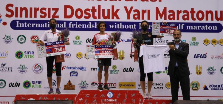 Edirne'deki 6. Sınırsız Dostluk Yarı Maratonu'nda dereceye girenlere ödülleri verildi