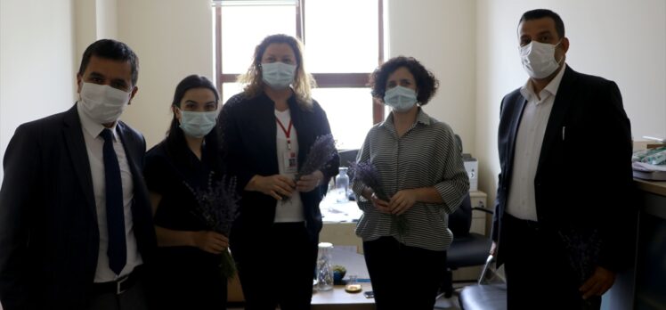 Edirne'de fedakar sağlık çalışanlarına mis kokan lavanta demetleriyle teşekkür edildi
