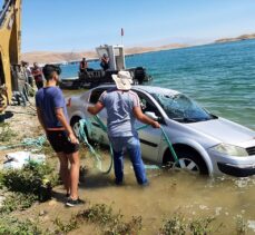 El frenini çekmeyi unuttukları otomobil Keban Baraj Gölüne düştü