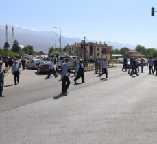 Erzincan'da içme sularının yetersiz olduğunu öne süren bazı mahalle sakinleri yol kapatma eylemi yaptı