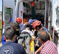 Erzurum'da kamyonetle çarpışan otomobilde sıkışan sürücüyü itfaiye ekipleri kurtardı