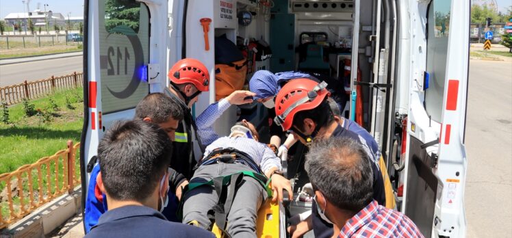 Erzurum'da kamyonetle çarpışan otomobilde sıkışan sürücüyü itfaiye ekipleri kurtardı