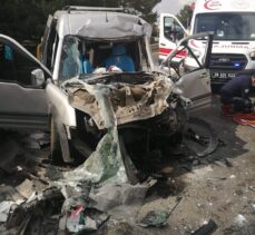 Eskişehir'de tırla çarpışan araçtaki anne ve kızı öldü, baba ve iki çocuğu yaralandı