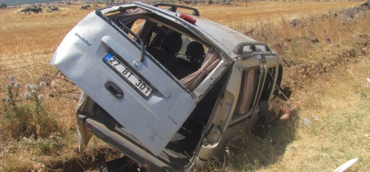 Gaziantep'te hafif ticari araç takla attı: 1 ölü, 2 yaralı