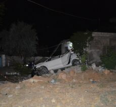 Gaziantep'te otomobil evin bahçesine devrildi: 2 yaralı