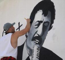 Genç ressam Eskişehir'in duvarlarını Yeşilçam'ın unutulmaz sanatçılarının resimleriyle renklendiriyor
