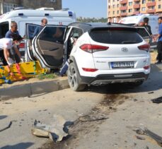 Hakkari'de otomobil ile hafif ticari araç çarpıştı: 9 yaralı