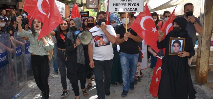 Hakkari'de terör mağduru aileler çocuklarına kavuşmak için HDP İl Başkanlığı önünde eylem yaptı