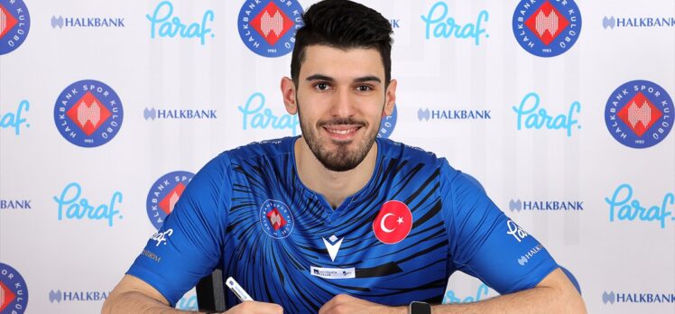 Halkbank'ta genç oyuncu Efe Bayram'ın sözleşmesi yenilendi