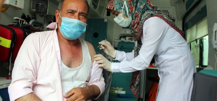 Iğdır'da mobil aşı noktalarında vatandaşlara Kovid-19 aşısı uygulanıyor