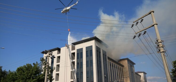İnşaat halindeki emniyet binasında çıkan yangına helikopterle müdahale edildi