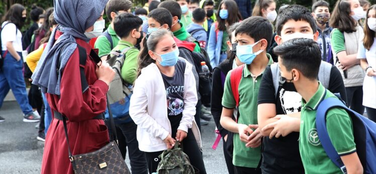 İstanbul'da ortaokul ve lise öğrencileri yüz yüze eğitime başladı