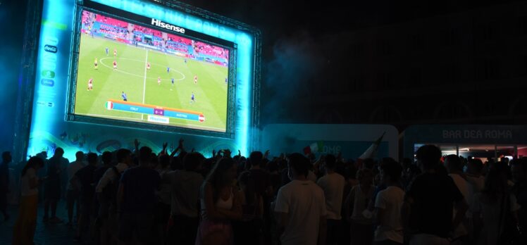 İtalyanlar, İtalya-Avusturya maçını Roma'da dev ekran karşısında izledi