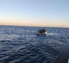 İzmir açıklarında Türk kara sularına itilen 131 düzensiz göçmen kurtarıldı