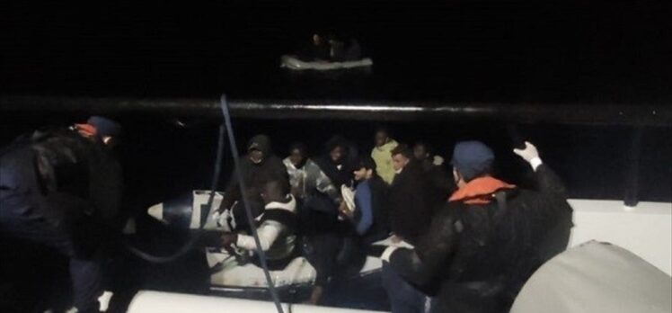 İzmir açıklarında Türk kara sularına itilen 16 sığınmacı kurtarıldı